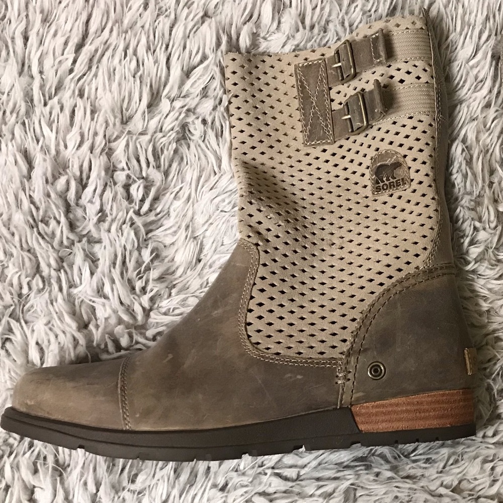 Sorel distressed biker boot. Size 9